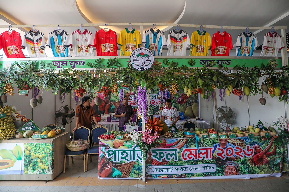 ঢাকায় এক মেলায় পাহাড়ি ফলের সমাহার