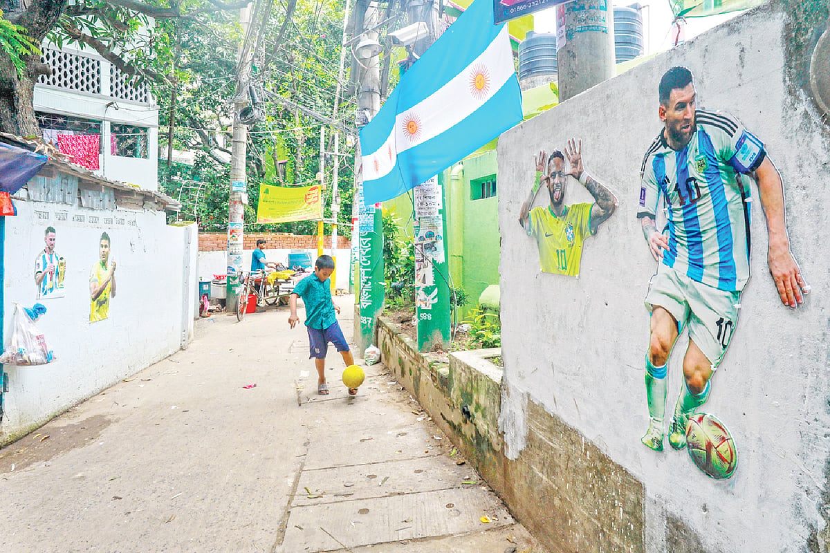 বাড়ি ও সড়কের পাশের দেয়ালে ব্রাজিল, আর্জেন্টিনা দলের বিভিন্ন খেলোয়াড়ের ছবি ও পতাকা। চট্টগ্রাম নগরের শরিফ কলোনিতে