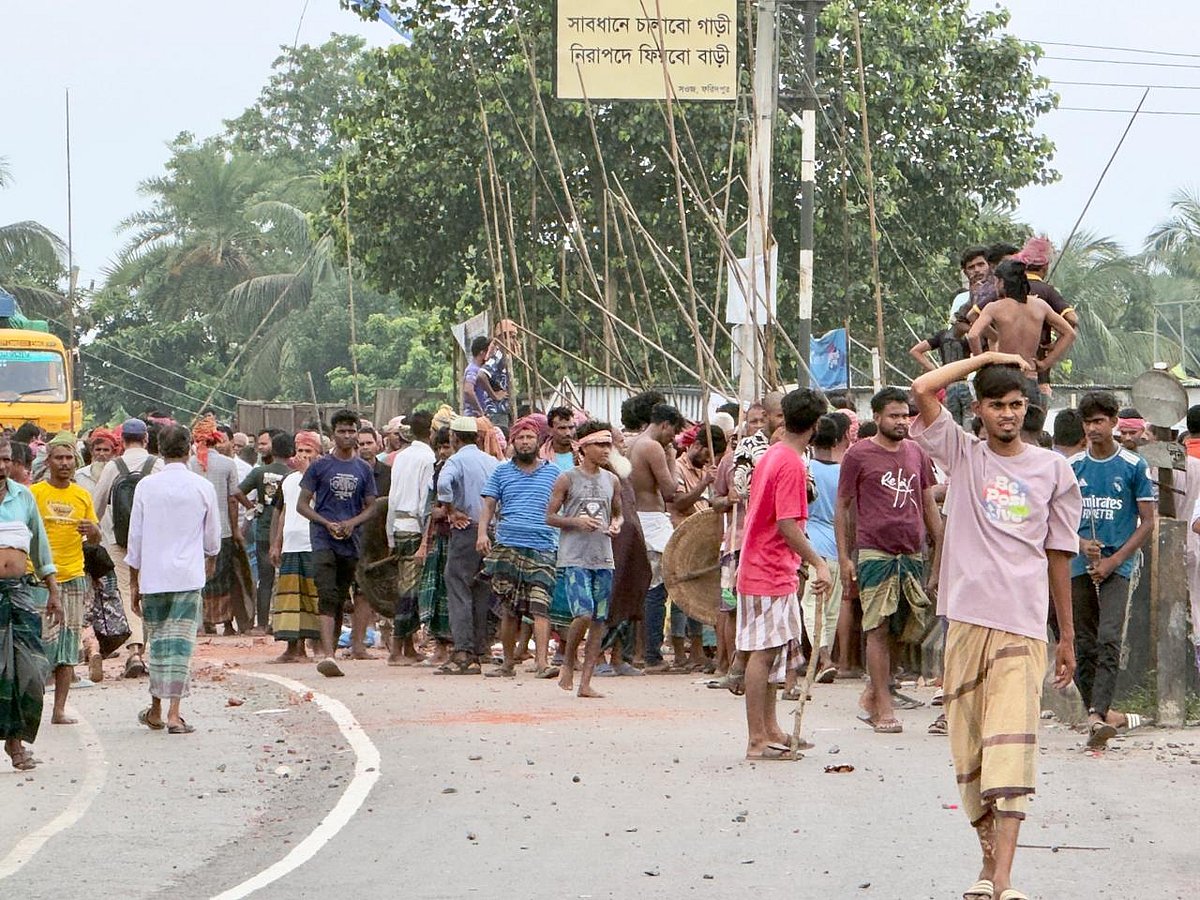 ফরিদপুরের ভাঙ্গায় আধিপত্য বিস্তার নিয়ে দুই এলাকার মানুষের মধ্যে দফায় দফায় সংঘর্ষ হয়েছে। এতে ঢাকা–বরিশাল মহাসড়কের যান চলাচল বন্ধ হয়ে যায়। রোববার দুপুরে ভাঙ্গার পুকুরিয়া বাসস্ট্যান্ড এলাকায়