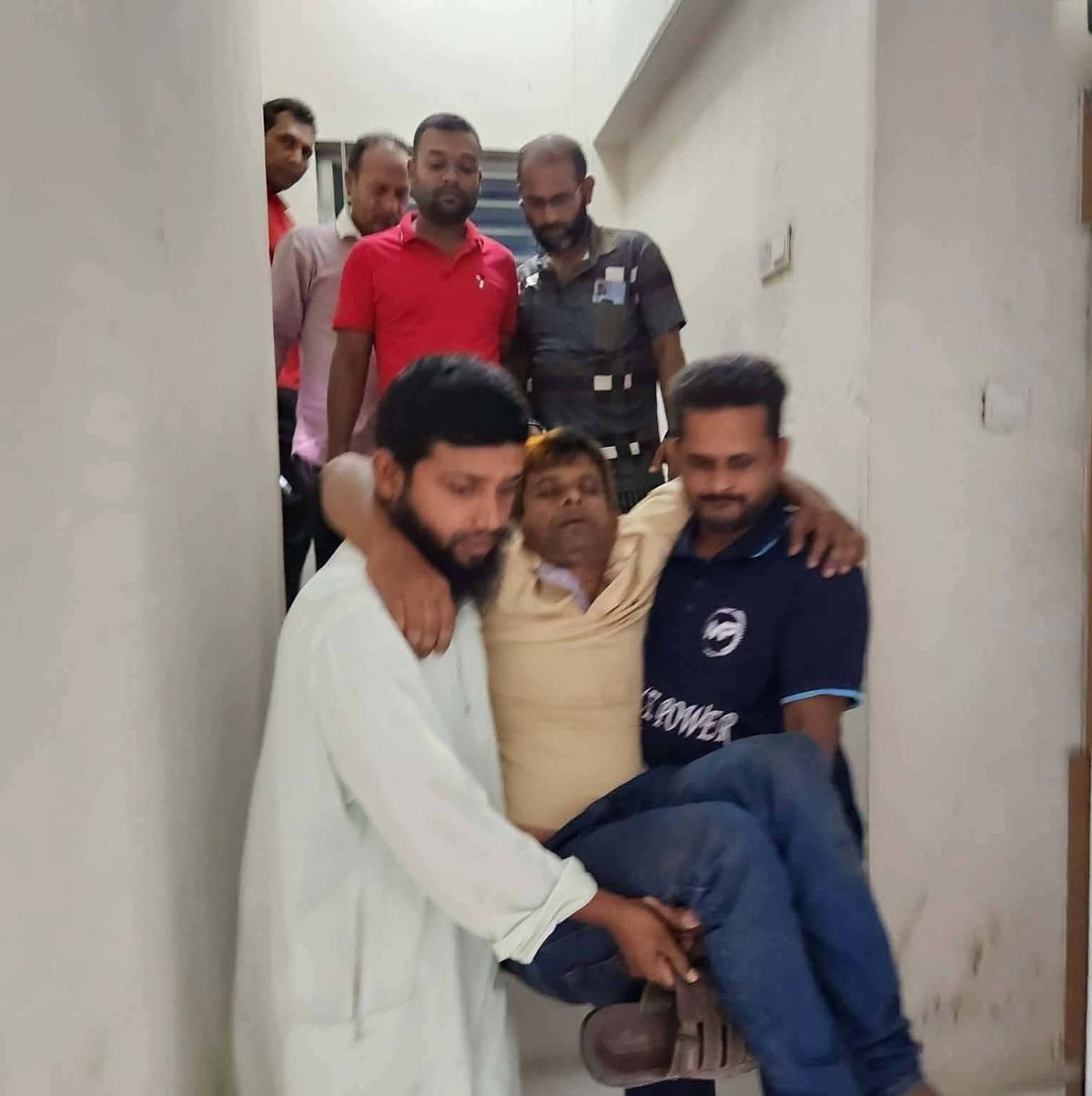 কলাপাড়া উপজেলার আজকের পত্রিকার কলাপাড়া প্রতিনিধি মো. মোয়াজ্জেম হোসেন  হামলার শিকার হন। গতকাল শনিবার