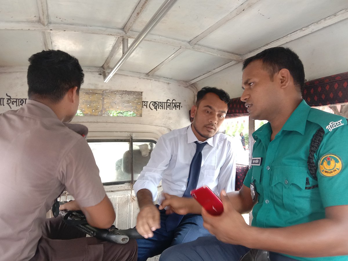 রাজশাহী কলেজে মৌখিক পরীক্ষা দিতে এসে সাবেক ছাত্রলীগ নেতা সজিব আলীকে পুলিশে সোপর্দ করেন শিক্ষার্থীরা। রোববার দুপুরে
