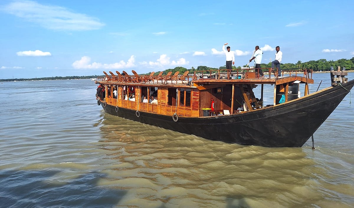 বরিশালের নদীভিত্তিক পর্যটনের জন্য উদ্বোধন করা হয়েছে কাঠের তৈরি ঐতিহ্যবাহী বিলাসবহুল নৌতরি ‘কুইন অব উলানিয়া’। গত শুক্রবার