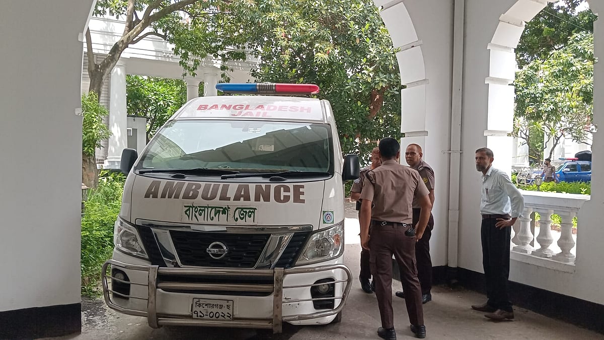 অ্যাম্বুলেন্সে করে আন্তর্জাতিক অপরাধ ট্রাইব্যুনাল প্রাঙ্গণে আনা হয় সাবেক বেক সংসদ সদস্য (এমপি) এ বি এম ফজলে করিম চৌধুরীকে