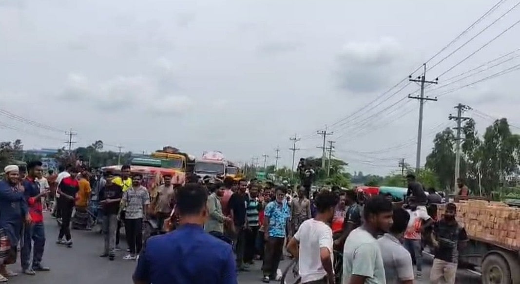 নিরবচ্ছিন্ন বিদ্যুৎ সরবরাহের দাবিতে টাঙ্গাইলে ঢাকা-টাঙ্গাইল-যমুনা সেতু মহাসড়ক অবরোধ করে বিক্ষোভ। রোববার মির্জাপুরের জামুর্কীতে পল্লী বিদ্যুতের উপকেন্দ্রের সামনে