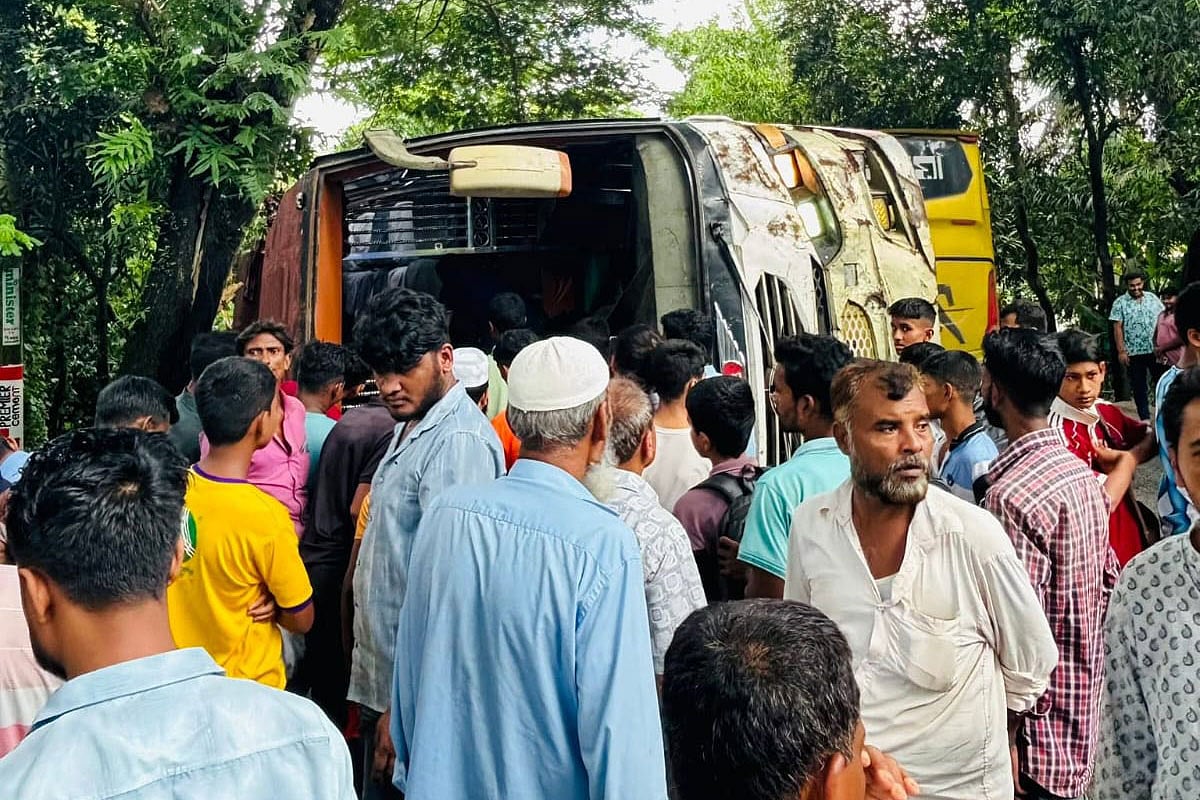চট্টগ্রাম—কক্সবাজার মহাসড়কে নিয়ন্ত্রণ হারিয়ে বাস উল্টে গেলে স্থানীয়রা যাত্রীদের উদ্ধারে এগিয়ে আসেন। আজ দুপুর আড়াইটার দিকে চট্টগ্রামের লোহাগাড়ার লোহার দিঘির পাড় এলাকায়
