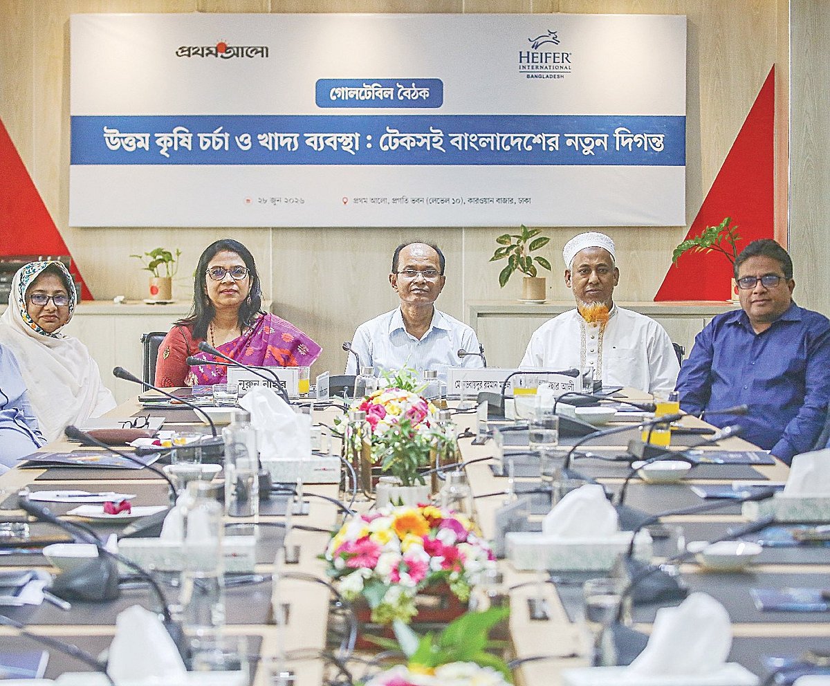 গোলটেবিল বৈঠকে (বাঁ থেকে) যাকীয়াহ্ রহমান, নূরুন নাহার, ওবায়দুর রহমান মণ্ডল, আফছার আলী ও ওসমান হারুনি। গতকাল রাজধানীর প্রথম আলো কার্যালয়ে
