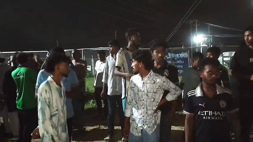 জামালপুরে লোডশেডিংয়ের প্রতিবাদে বিদ্যুৎ উপকেন্দ্র ঘেরাও করে বিক্ষোভ