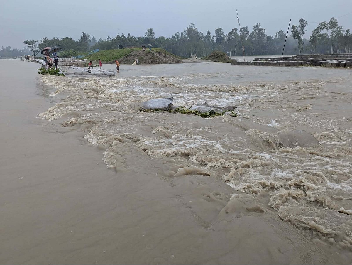 দুধকুমার নদের বেড়িবাঁধ ভেঙে পানি ঢুকছে লোকালয়ে। আজ সোমবার দুপুরে কুড়িগ্রামের নাগেশ্বরী উপজেলার বামনডাঙ্গা ইউনিয়নের মুড়িয়ারহাট এলাকায়
