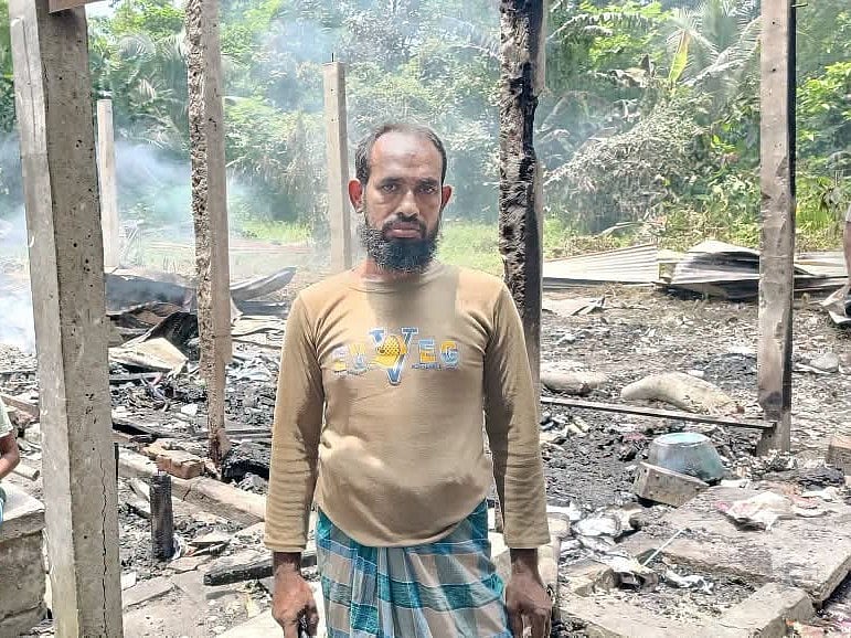 পুড়ে যাওয়া দোকানের সামনে জহিরুল ইসলাম পাটোয়ারী। গতকাল রোববার সকালে চাঁদপুরের মতলব উত্তর উপজেলার লুধুয়া গ্রামে