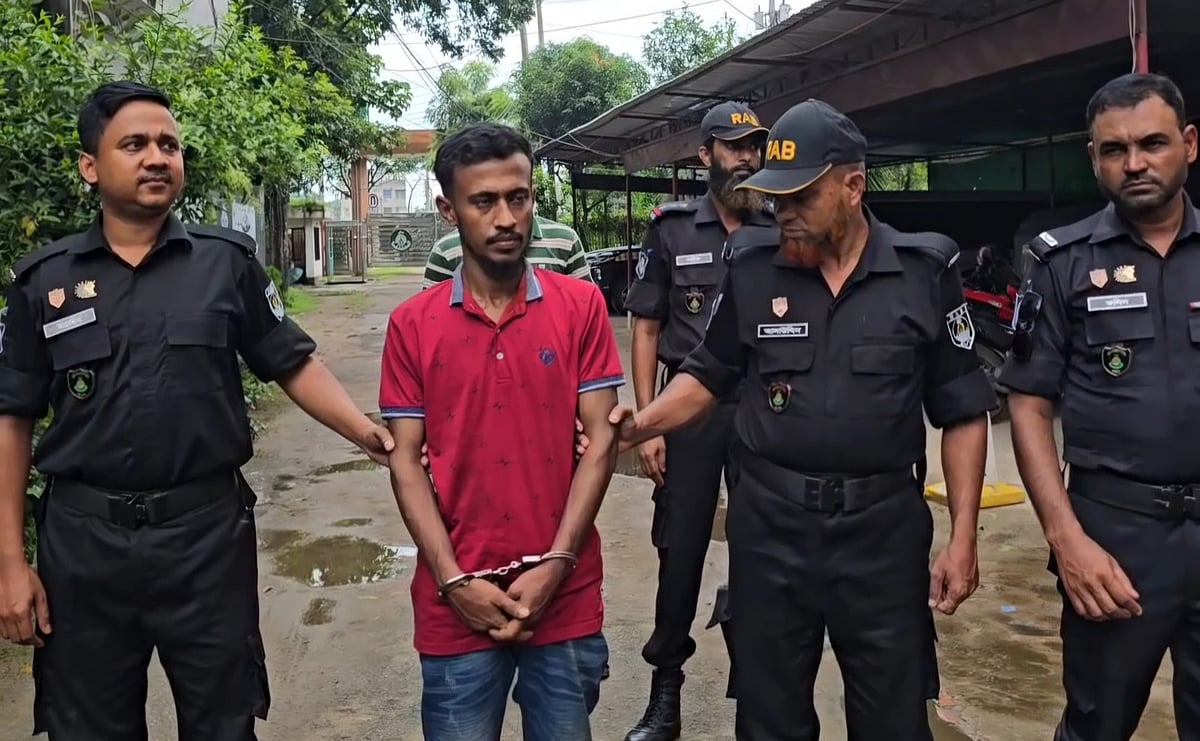 ফেনীর ফুলগাজীতে গৃহবধূ বিবি কুলসুমকে হত্যার অভিযোগে গ্রেপ্তার মো. আরিফুল ইসলাম। আজ দুপুরে র‍্যাব-৭ ফেনী কার্যালয়ে