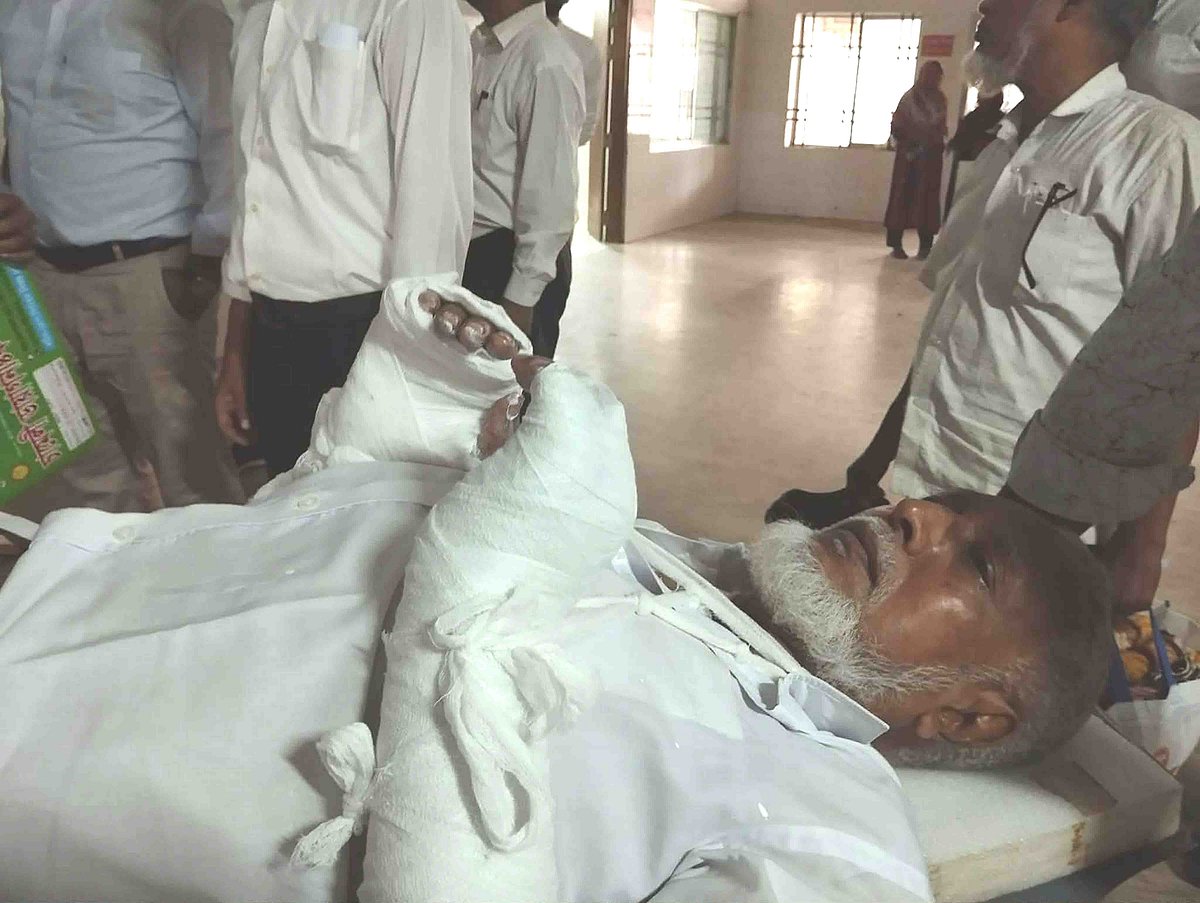 ছদ্মবেশী এক যুবক নাটোর আইনজীবী সমিতির চেম্বারে ঢুকে আইনজীবী আসাদুল ইসলামকে পিটিয়ে হত্যার চেষ্টা করা হয়। পরে তাঁকে সদর হাসপাতালে নেওয়া হয়।  সোমবার দুপুরে