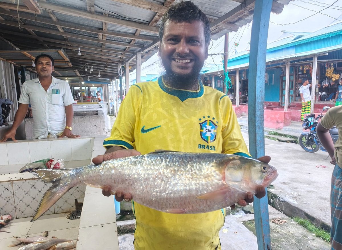 ২ কেজি ৪০০ গ্রামের ‘রাজা ইলিশ’ বিক্রি হলো ৯ হাজার ৩০০ টাকায়​