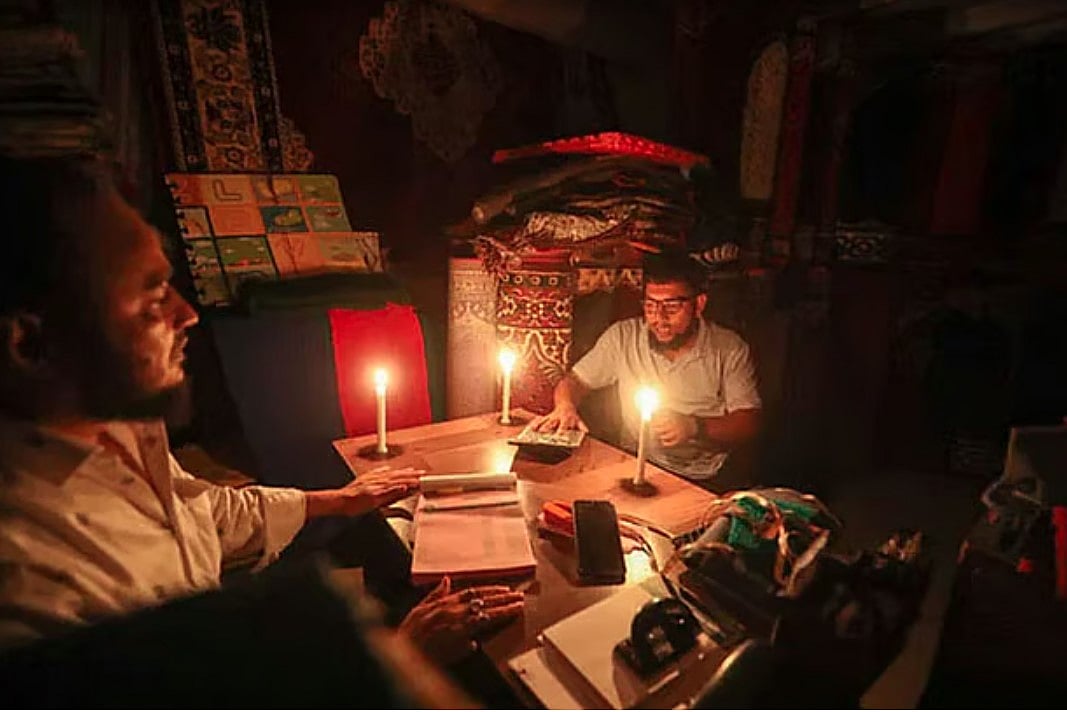 সংবাদমাধ্যমের খবরে দেখা যায়, বড় পরিসরে লোডশেডিং হচ্ছে এবং তার অধিকাংশই হচ্ছে গ্রামাঞ্চলে।