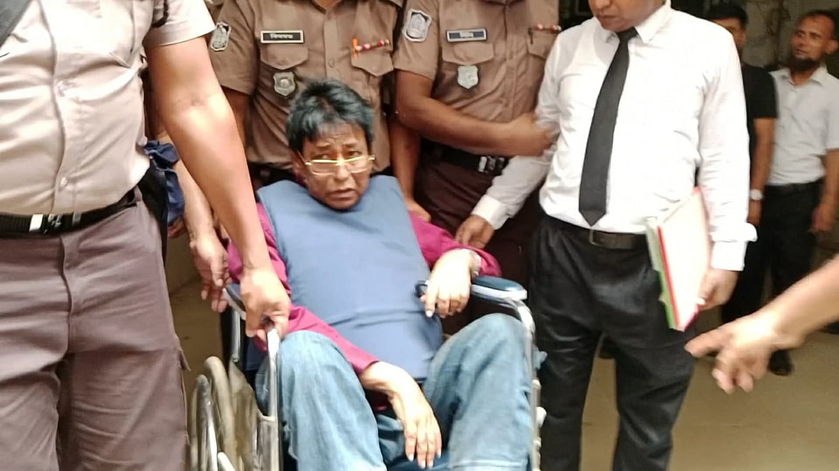 সাংবাদিক আজহার আলী সরকারকে হইলচেয়ারে বসিয়ে আদালতে আনা হয়। আজ সোমবার, ঢাকার মেট্রোপলিটন ম্যাজিস্ট্রেট আদালতে
