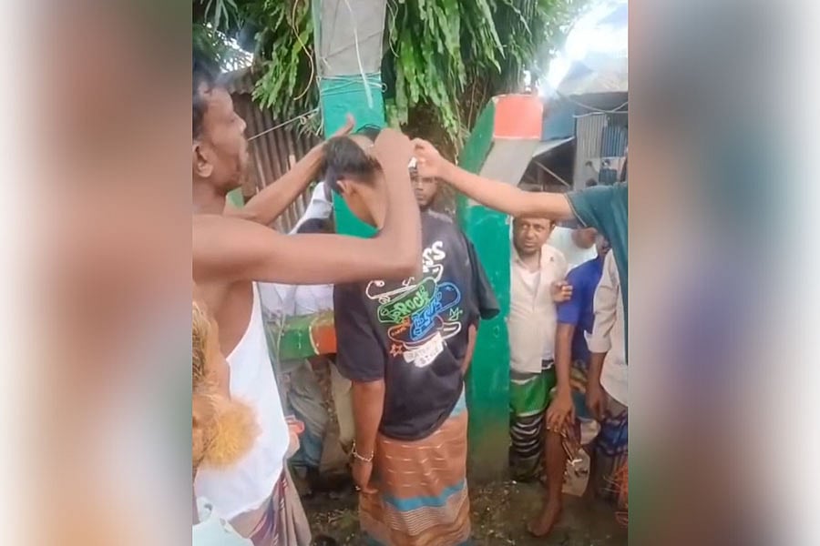 চুরির অভিযোগে ১২ বছরের শিশুর মাথা ন্যাড়া করা হয়। সোমবার বিকেলে নেত্রকোনার কলমাকান্দা উপজেলার রংছাতি ইউনিয়নের পাঁচগাঁও বাজার গ্রামে