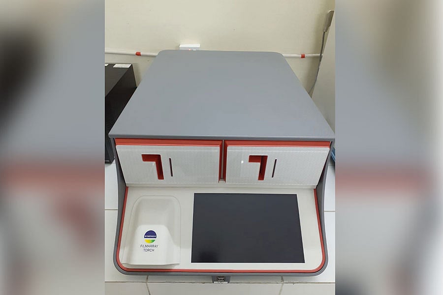 রাজশাহী মেডিকেল কলেজ হাসপাতালের আইসিইউ মাইক্রোবায়োলজি ল্যাবে সংযোজিত হয়েছে অত্যাধুনিক বায়োফায়ার ফিল্মঅ্যারে মেশিন