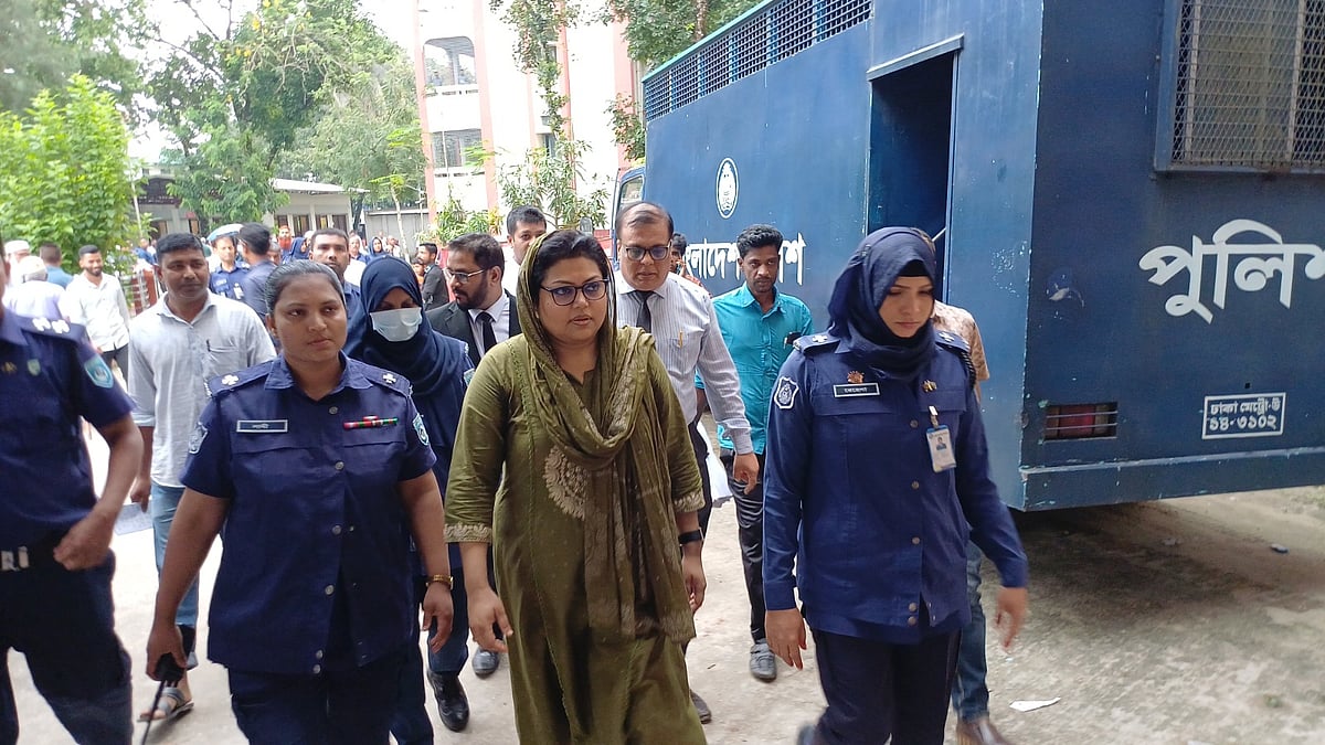 মেজর (অব.) কাজী মৌসুমীকে কারাগারে নেওয়া হচ্ছে। আজ রোববার দুপুরে পঞ্চগড় জেলা ও দায়রা জজ আদালত চত্বরে