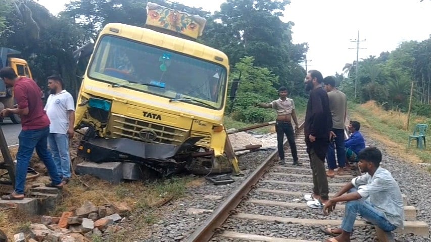 দুর্ঘটনাকবলিত ট্রাকটি রেললাইন থেকে সরানো হচ্ছে। আজ সোমবার সকালে রাজবাড়ী সদর উপজেলার বসন্তপুর রেলগেট এলাকায়