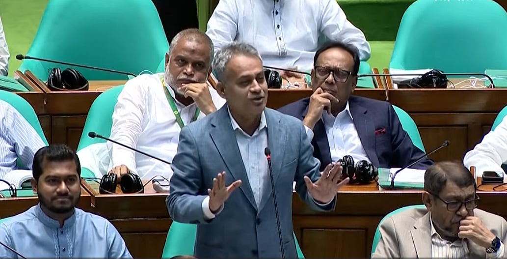 সংসদে সড়ক পরিবহন ও সেতুমন্ত্রী শেখ রবিউল আলম। ২৮ জুন