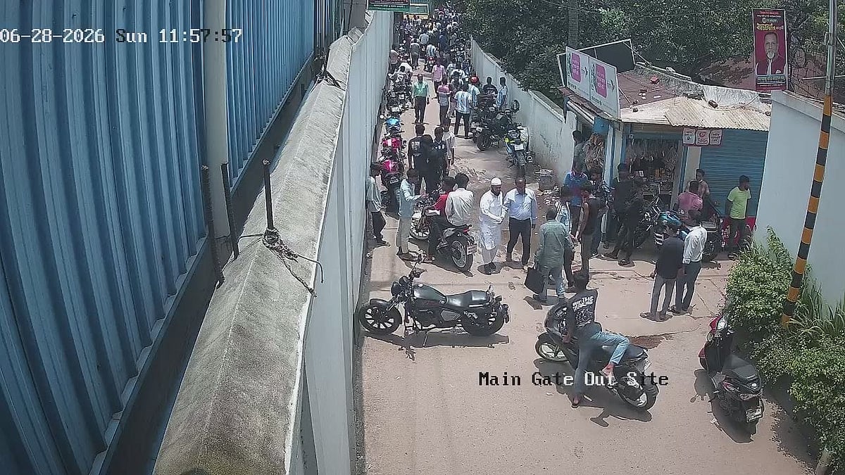 গাজীপুরে ঝুট ব্যবসা দখলের চেষ্টা, কারখানার সামনে শতাধিক মোটরসাইকেল নিয়ে মহড়া