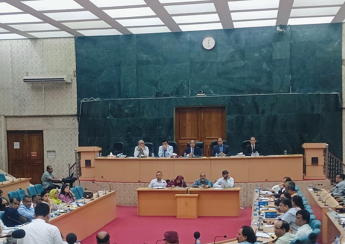 ঢাকা বিশ্ববিদ্যালয়ের নবাব নওয়াব আলী চৌধুরী সিনেট ভবনে বিশ্ববিদ্যালয়ের বার্ষিক সিনেট অধিবেশন বসে। ঢাকা, ২৯ জুন ২০২৬
