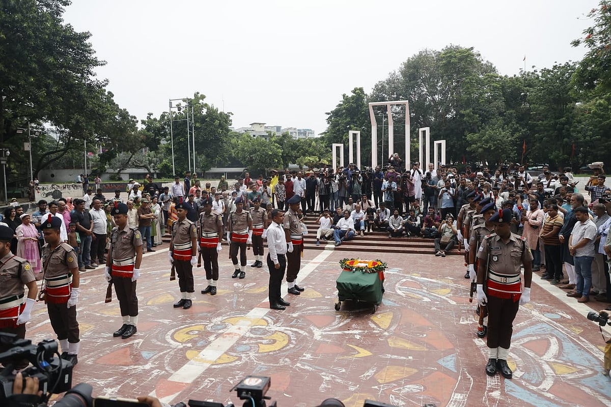 বরেণ্য শিল্পী মুস্তাফা মনোয়ারকে রাষ্ট্রের পক্ষ থেকে গার্ড অব অনার দেওয়া হয়। আজ মঙ্গলবার দুপুরে