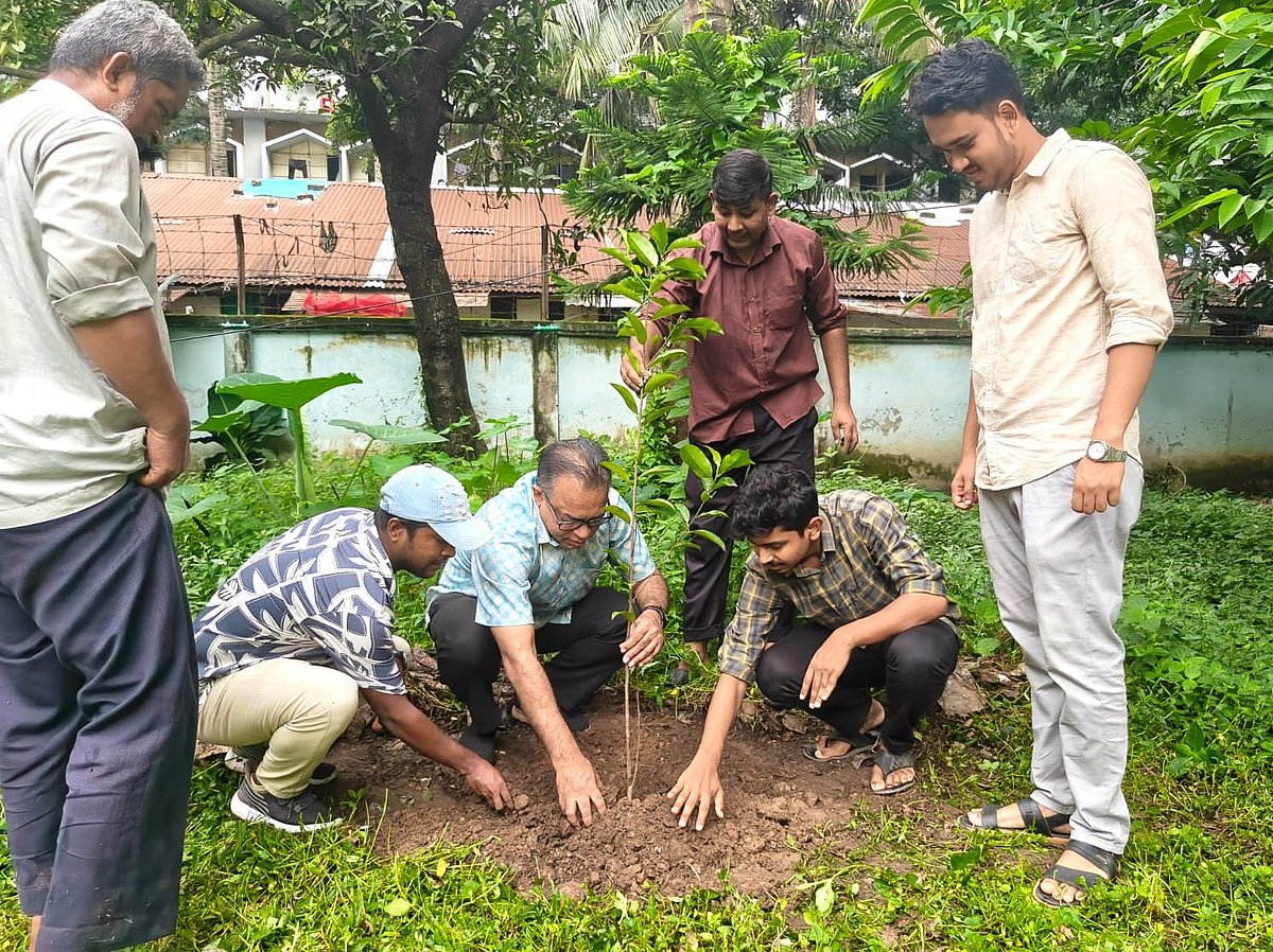 ঢাকা বিশ্ববিদ্যালয় ক্যাম্পাসে বন্ধুসভার বৃক্ষরোপণ ও বিতরণ