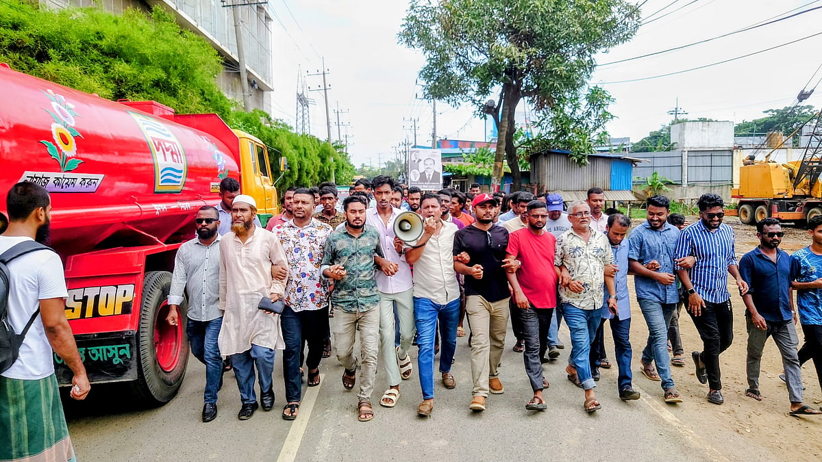 সীতাকুণ্ড মহাসড়কে আসলাম চৌধুরীর অনুসারীদের বিক্ষোভ, গাছ ফেলে অবরোধ