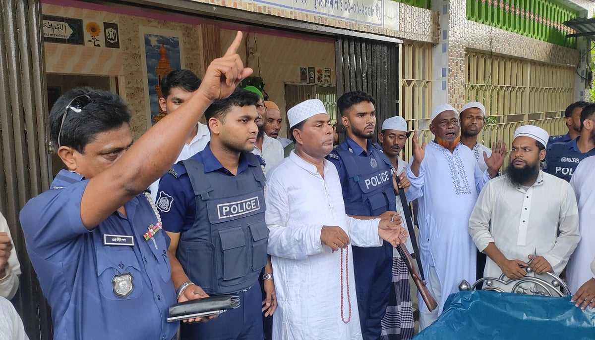 ব্রাহ্মণবাড়িয়ায় হাতকড়া পরে মায়ের জানাজায় স্বেচ্ছাসেবক লীগ নেতা