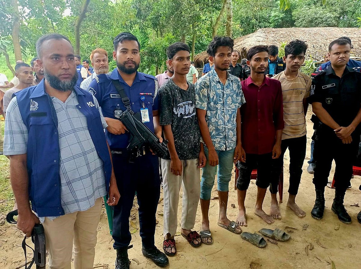 কক্সবাজারের টেকনাফের গহিন পাহাড়ের আস্তানা থেকে উদ্ধার হওয়া ফেনী ও হবিগঞ্জের অপহৃত চার তরুণ। আজ  বিকালে