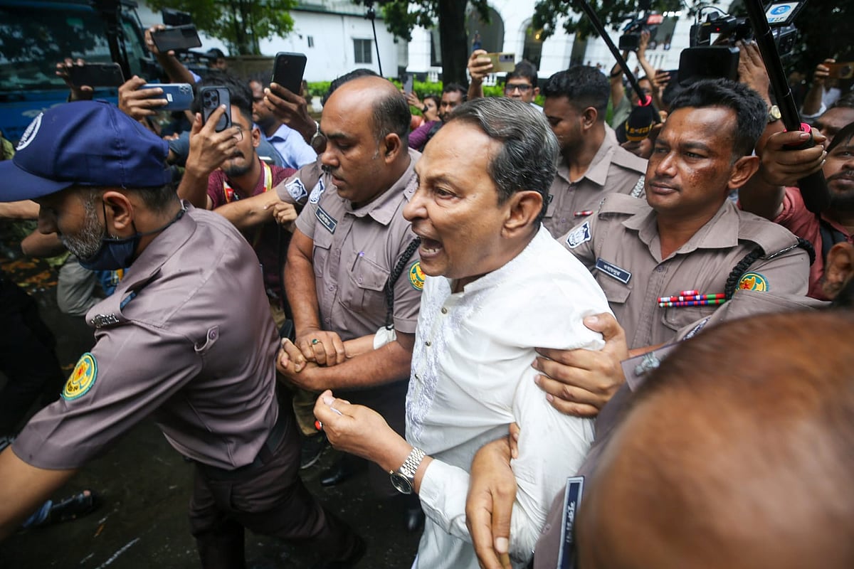 রায় ঘোষণার পর আন্তর্জাতিক অপরাধ ট্রাইব্যুনাল থেকে হাসানুল হক ইনুকে নিয়ে যাওয়া হচ্ছে। আজ মঙ্গলবার