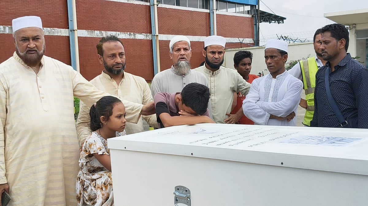 পাঁচ বাংলাদেশির মরদেহ আজ মঙ্গলবার সকালে সিলেটের এম এ জি ওসমানী আন্তর্জাতিক বিমানবন্দরে পৌঁছায়। সিলেট, ৩০ জুন