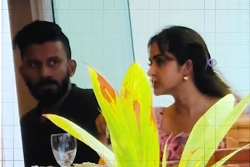 মালদ্বীপে কার সঙ্গে সময় কাটাচ্ছেন কেয়া পায়েল?