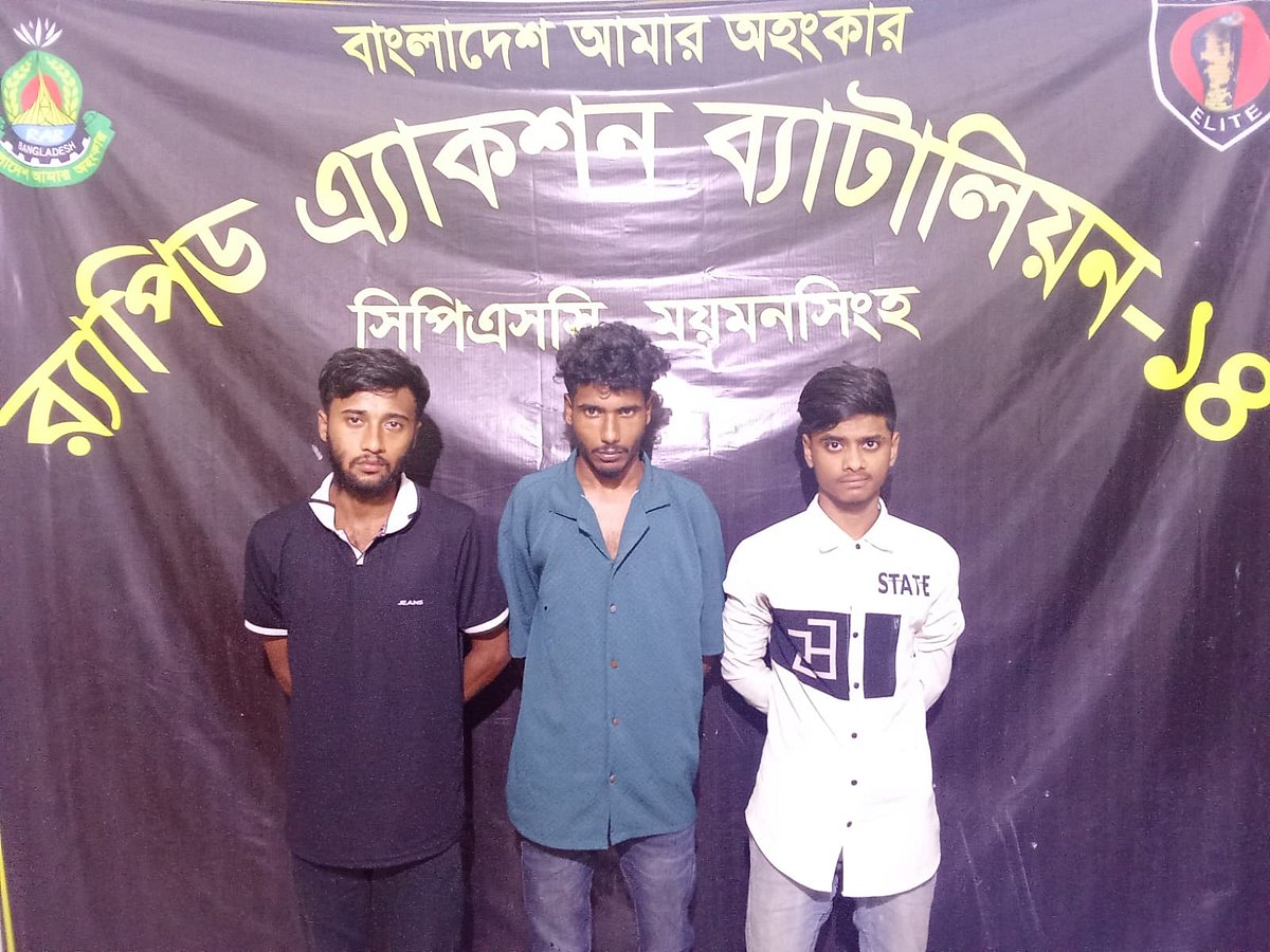 ছিনতাই চক্রের তিন সদস্যকে আটক করে র‍্যাব। গতকাল সোমবার