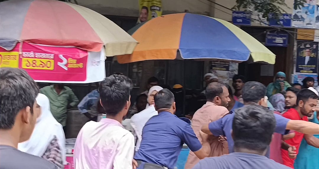 নারায়ণগঞ্জ আদালতে রিমান্ড শুনানির জন্য আনা নাসির হত্যা মামলার আসামি শরীফকে আদালত চত্বরে মারধরের চেষ্টা করেন বিক্ষুব্ধ লোকজন। মঙ্গলবার দুপুরে