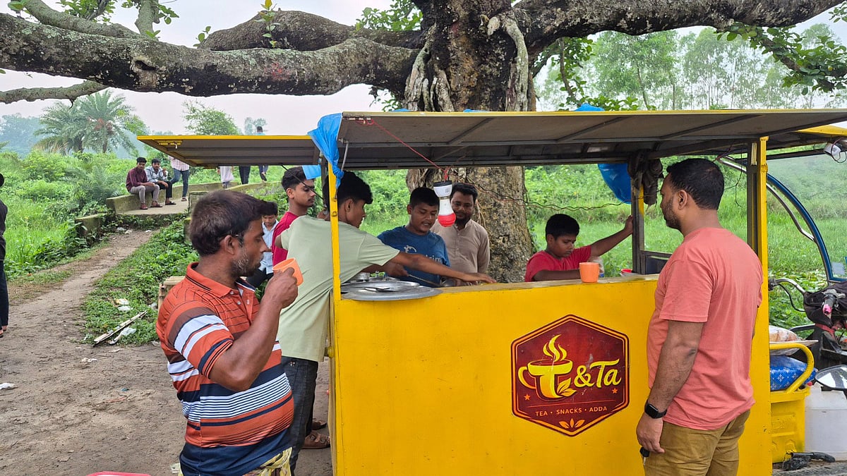 উদ্যোক্তা মারুফ হোসেনের দোকানে দুধ-চা ও পোড়া রুটি খেতে ভিড় করছেন ক্রেতারা। রোববার বিকেলে দিনাজপুরের বিরামপুর উপজেলার ঢেলুপাড়া বটতলী এলাকায়