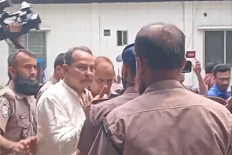 ‘হাত ধরবেন না’, এজলাসে নেওয়ার সময় পুলিশকে ইনু