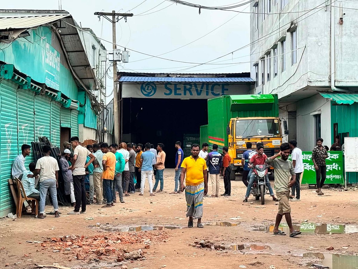 কেরানীগঞ্জে কুরিয়ার সার্ভিসের গাড়ি চুরিকে কেন্দ্র করে উত্তেজনা, পুলিশের ওপর হামলা