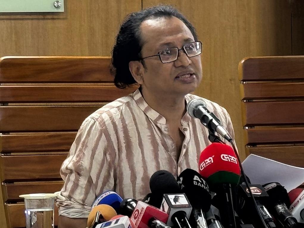 সরকারের কর্মকাণ্ড তুলে ধরতে আজ মঙ্গলবার সচিবালয়ে আয়োজিত নিয়মিত সংবাদ সম্মেলনে বক্তব্য দেন উপদেষ্টা জাহেদ উর রহমান