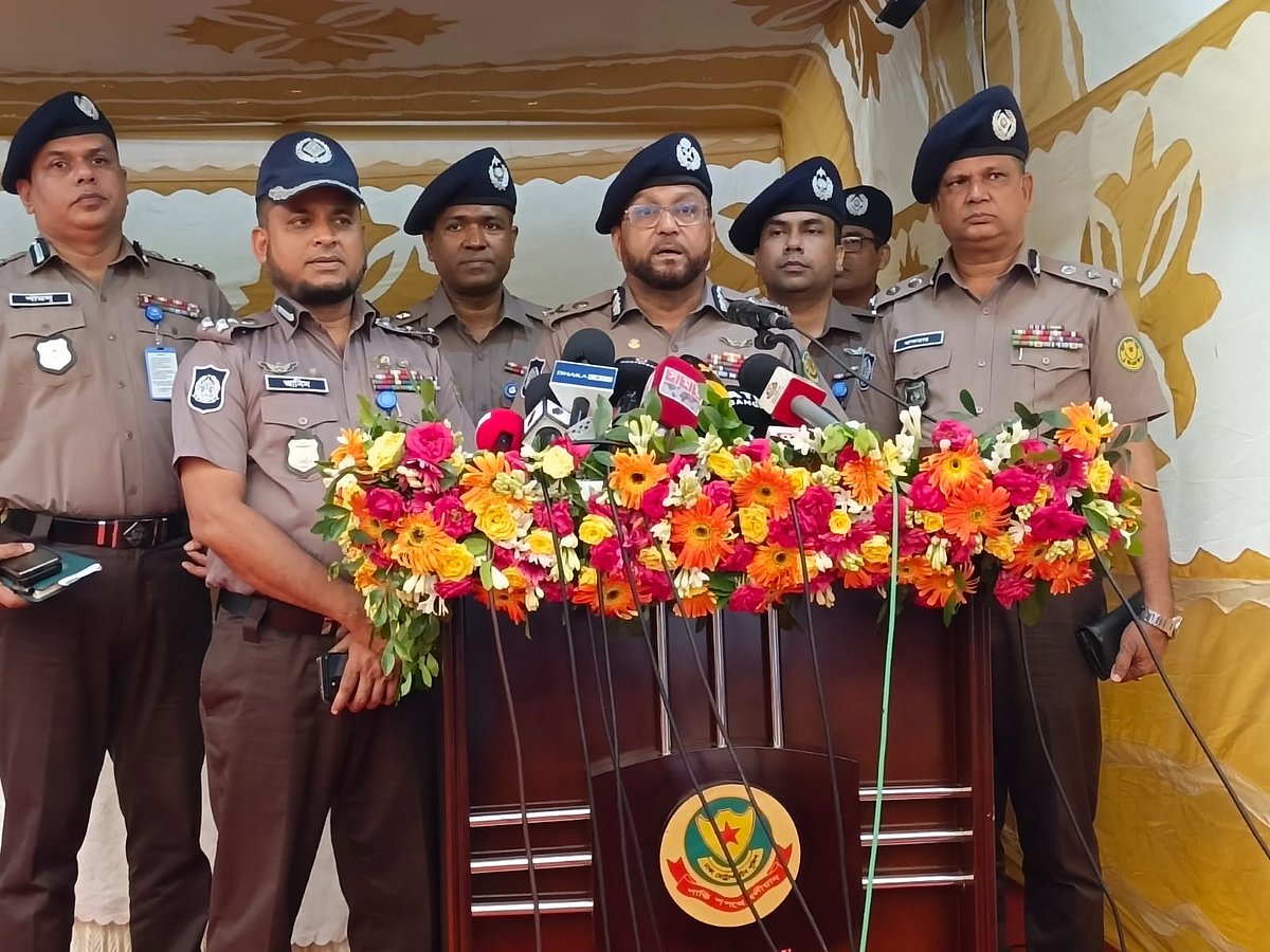 ঢাকা মহানগর পুলিশের (ডিএমপি) কমিশনার মোসলেহ উদ্দিন আহমদ। আজ মঙ্গলবার দুপুরে ডিএমপির ট্রাফিক তেজগাঁও বিভাগের উপকমিশনার কার্যালয়ে