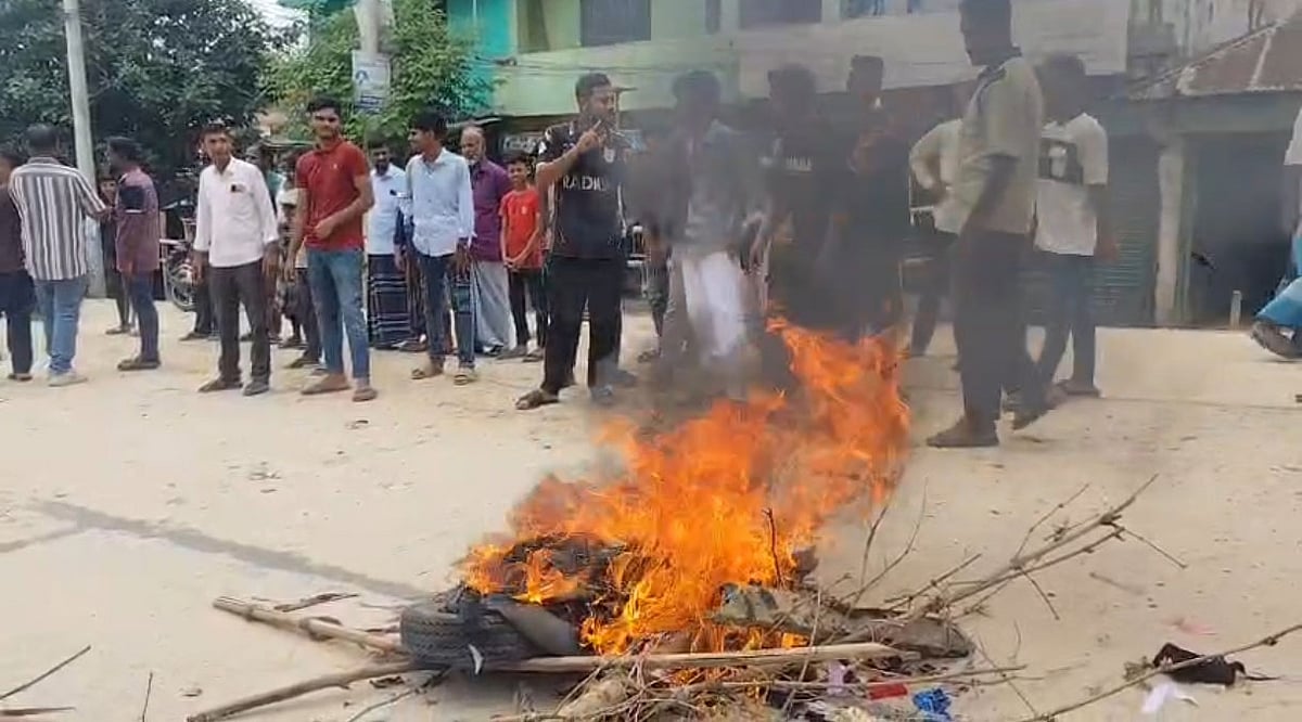 চট্টগ্রামের ফটিকছড়িতে সড়কে আগুন জ্বালিয়ে বিক্ষোভ করেন স্থানীয়রা। আজ দুপুরে তোলা