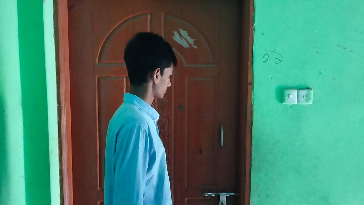 বন্ধ ঘরের সামনে নির্বাক সিফাত