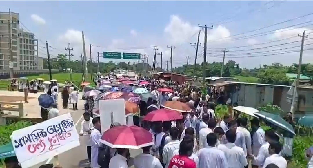 হাসপাতাল চালুসহ বিভিন্ন দাবিতে এবার সুনামগঞ্জ-সিলেট সড়ক অবরোধ মেডিক্যালের শিক্ষার্থীদের