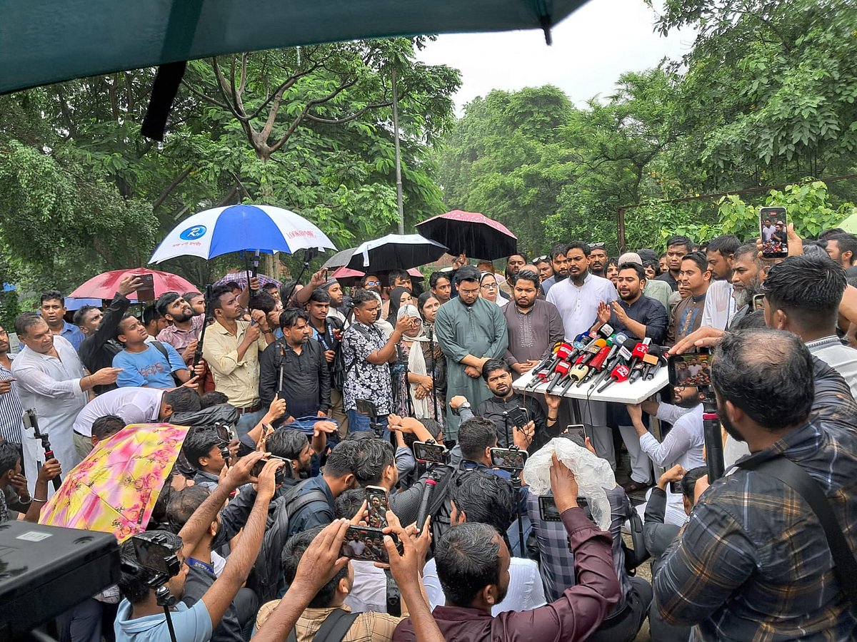 জাতীয় নাগরিক পার্টির (এনসিপি) আহ্বায়ক ও জাতীয় সংসদের বিরোধীদলীয় চিফ হুইপ নাহিদ ইসলাম সাংবাদিকদের সঙ্গে কথা বলছেন। আজ বুধবার দুপুরে রাজধানীর রায়েরবাজারে