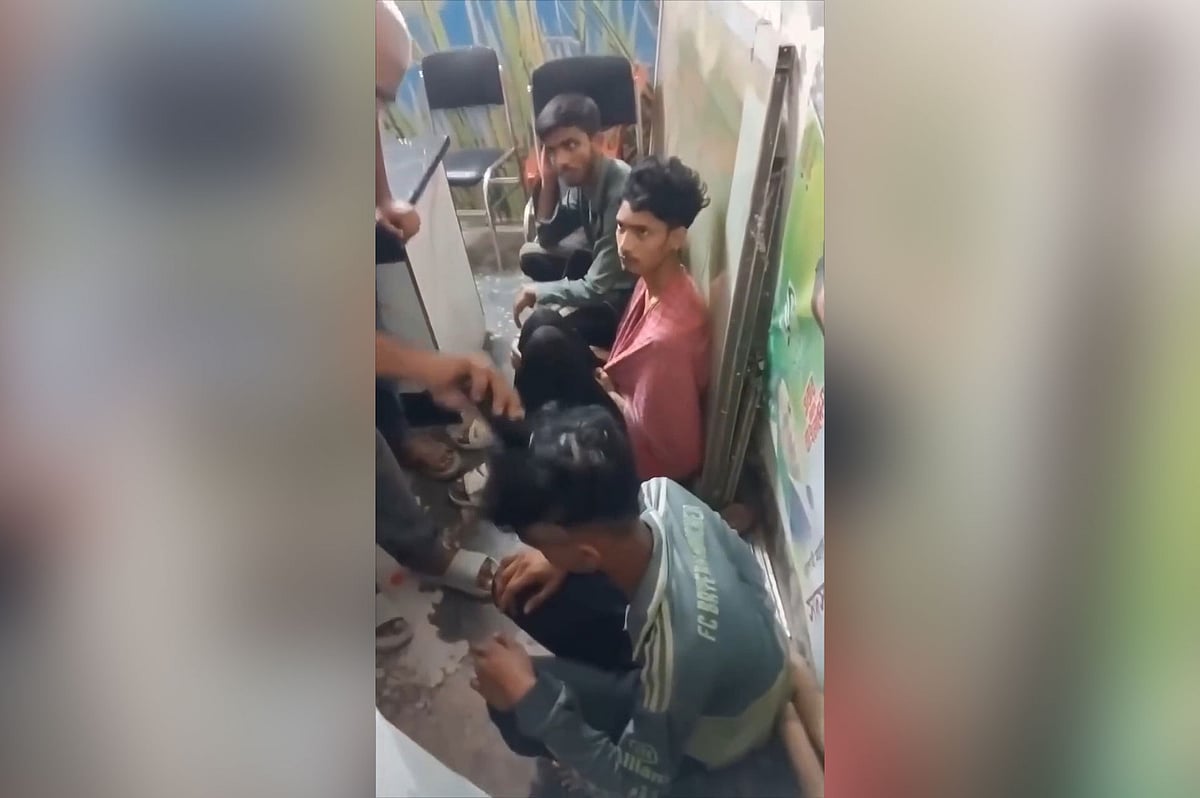 রাজশাহীতে চুরির অভিযোগে যুবদলের কার্যালয়ে চার তরুণকে মারধরের পর ট্রিমার দিয়ে চুল কেটে দেওয়া হয়