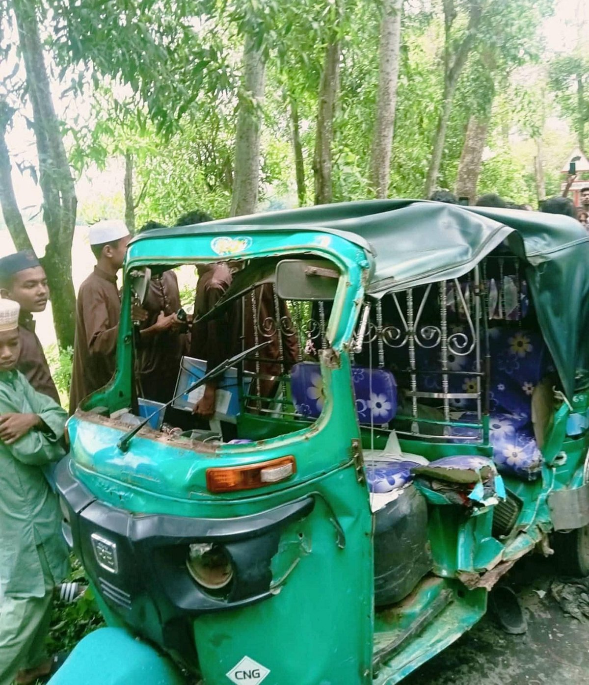 ফেনীর ছাগলনাইয়া উপজেলায় দুর্ঘটনায় দুমড়েমুচড়ে যাওয়া অটোরিকশা। আজ সকালে তোলা