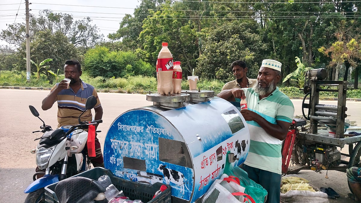 রাজশাহীতে গত পাঁচ বছর ধরে সিরাজগঞ্জের সলপের ঘোল বিক্রি করেন শরিফুল ইসলাম। সম্প্রতি নগরের মেহেরচন্ডী এলাকায়
