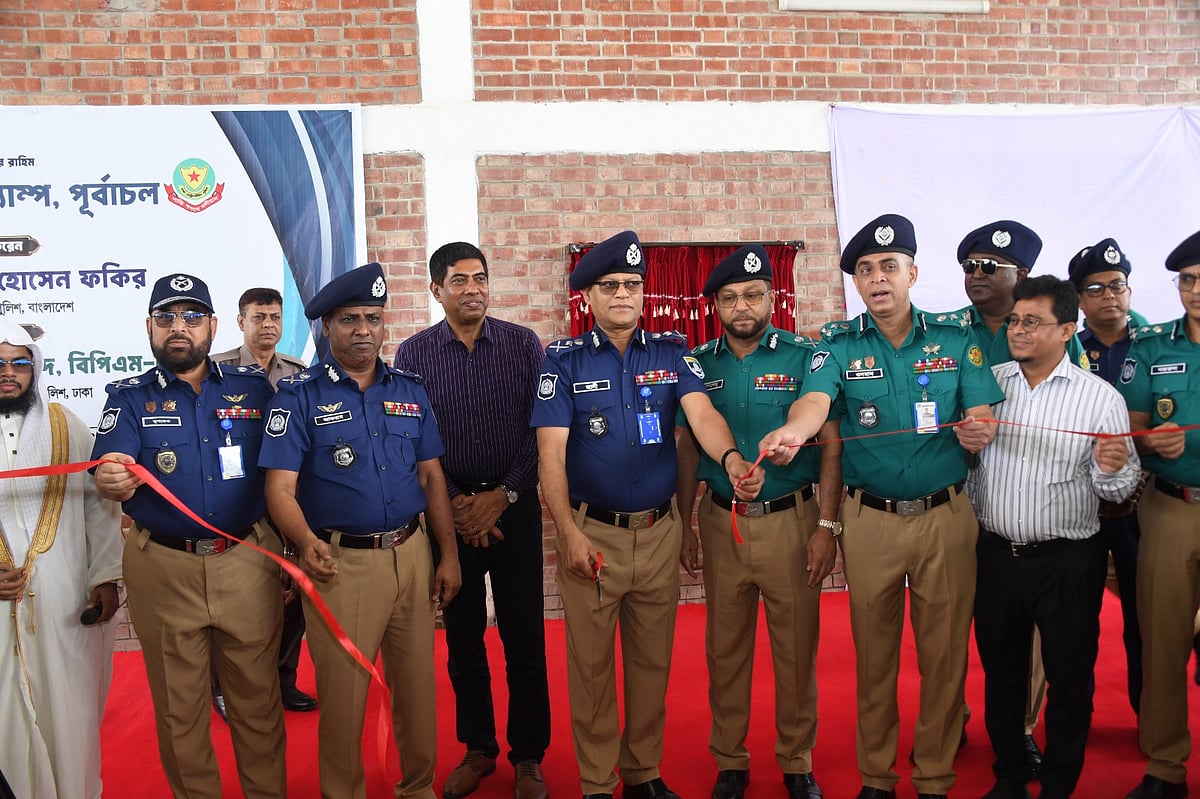 পূর্বাচল নতুন শহর প্রকল্পে নবনির্মিত ‘বরকাউ পুলিশ ক্যাম্প’ উদ্বোধন হয় আজ। সেখানে নতুন পোশাকে দেখা যায় পুলিশের কর্মকর্তাদের