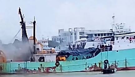 চট্টগ্রামের কর্ণফুলী নদীতে নোঙর করে রাখা মাছ ধরার নৌযান এফভি দেশ এ বিস্ফরণের পর আগুন ধরে যায়। গতকাল দুপুরে তোলা