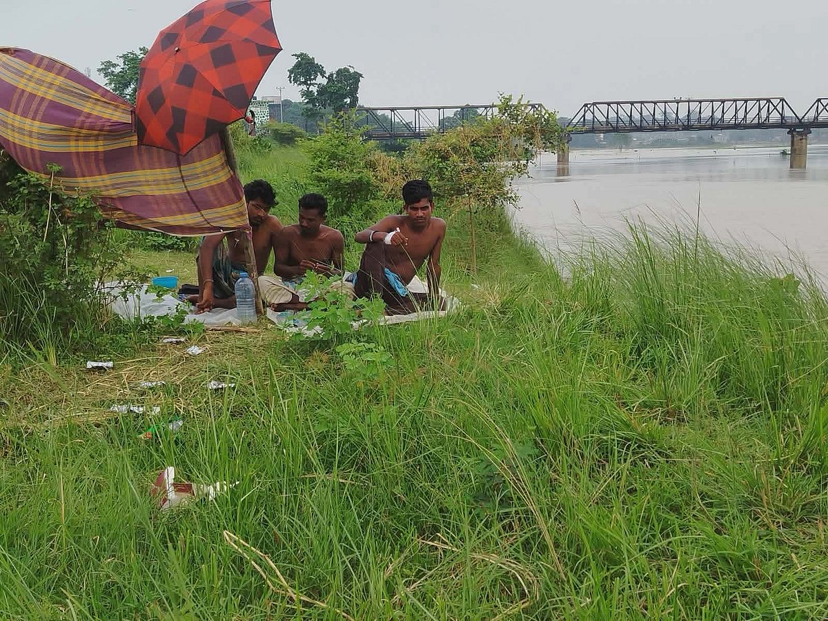 কুড়িগ্রামের রৌমারী সীমান্তের শূন্যরেখায় ১৭ দিন থাকার পর রাতের অন্ধকারে উধাও তিন তরুণ। উপজেলার ভুন্দুরচর এলাকায়। সম্প্রতি তোলা ছবি